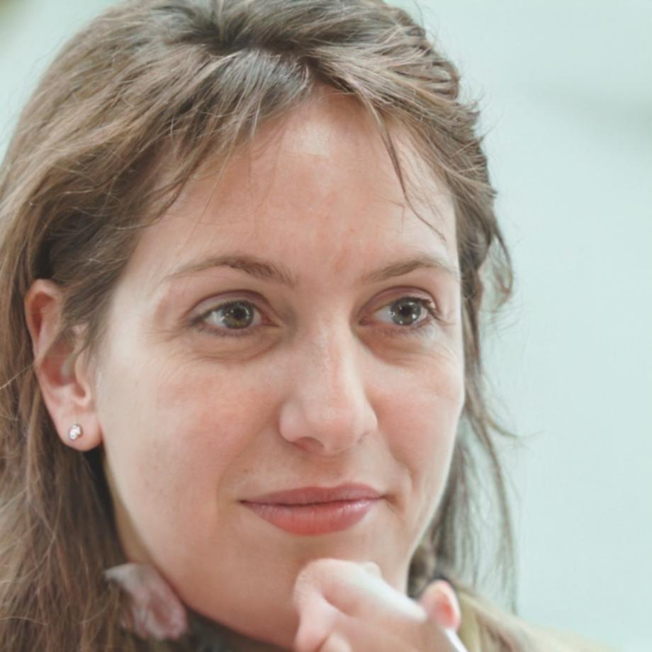 Portrait de Céline Durand, experte en analyse financière